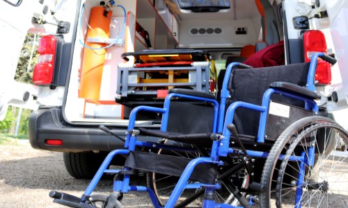 Машина клиники с инвалидным креслом